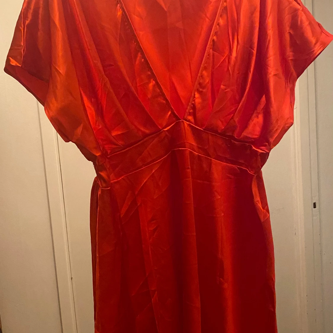 Röd satinklänning med v-ringning toppen 