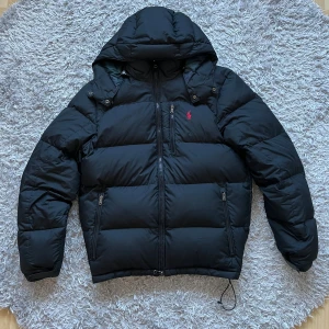 Ralph Lauren Jacka - Säljer en skön Raffe jacka! | Fint men använt skick, två starka lagningar invändigt. Har två små revor som du kan på sista bilden! Inget dun har åkt ur! | Storleks information har nötts bort men de är en size S! | Ställ gärna frågor innan du köper!