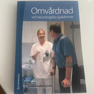 Omvårdnad vid neurologiska sjukdomar - En modern och pedagogisk bok för dig som vill förstå omvårdnad vid neurologiska sjukdomar. Perfekt för studenter och unga vuxna inom vård och omsorg som vill lära sig mer om sjukdomar som ALS, stroke och MS. Praktiska fallbeskrivningar och tydliga fakta.