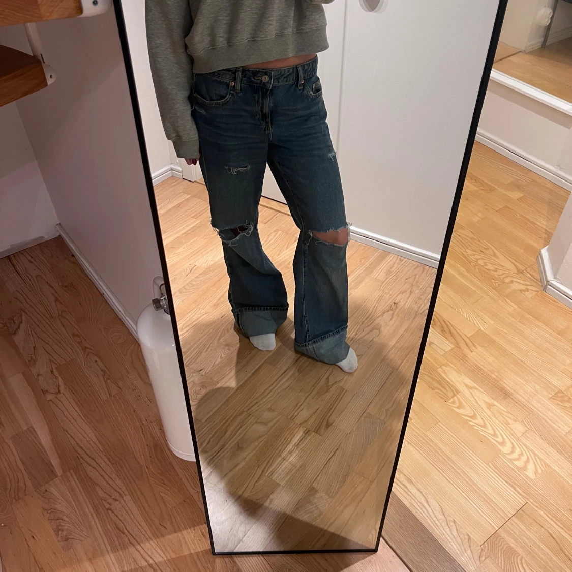  blå  jeans med slitningar - 2