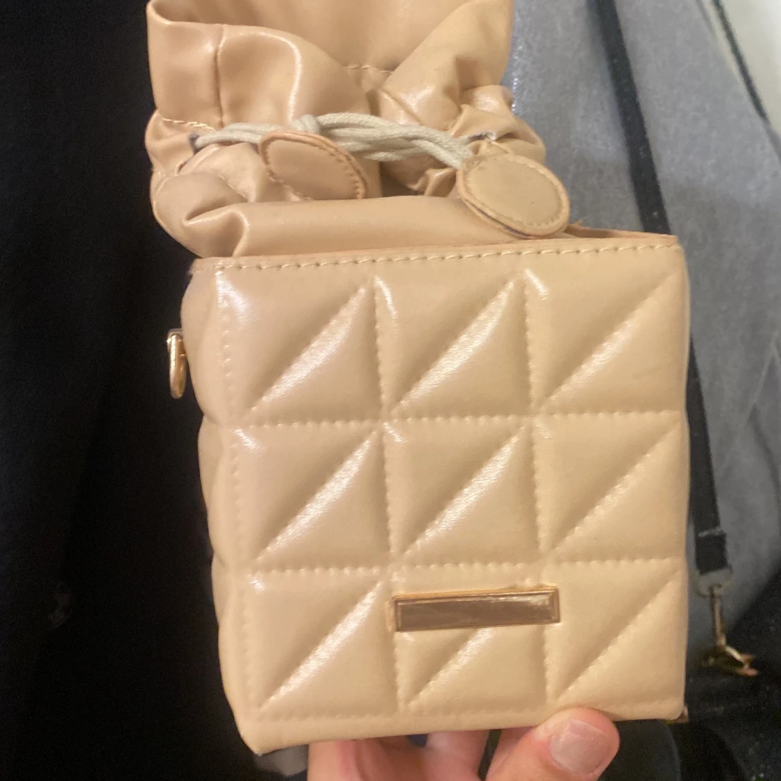 Beige quiltad axelväska med snörning