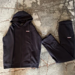 Tracksuit  - Säljer ett set som jag inte använder, använt 2 gånger och behöver sälja det snabbt. Storlek S och är som helt ny. Postar snabbt. Pris 330.