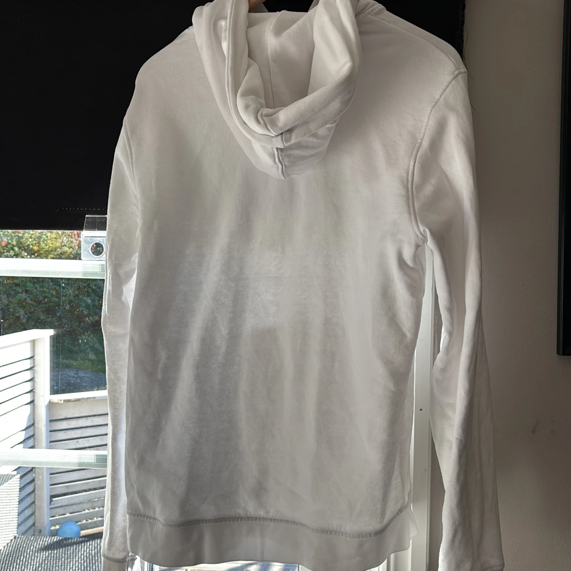Vit hoodie från Guess med broderad logga - 1