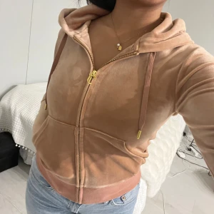 Beige velour hoodie Juicy Couture XS - Supermjuk beige hoodie från Juicy Couture i velour med guldfärgade detaljer och dragkedja med JC-logga. Köpte den i augusti 25, har haft den 2 gånger gillar ej att färgen passar mig så säljer vidare🥰 den är annars jätte bekämt och mjukt! Cafe au laid guld detaljer, i jätte bra form☺️