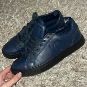 Mörkblå sneakers - ❤️❤️