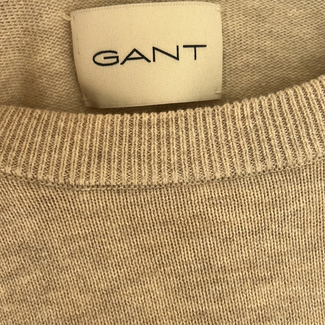 Beige stickad tröja från GANT - 1
