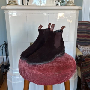 RM Williams Chelsea Boots - Chelsea Boots från RM Williams. Fin mocka och handgjorda i Australien. Storlek 8 vilket motsvarar 42. Fint skick, skor man kan ha en hel livstid med rätt behandling. Nypris 6249kr. Generöst pris.