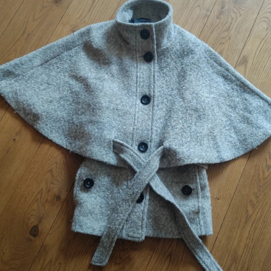 Grå cape med bälte och knappar - 4