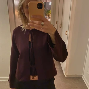 Vinröd kofta med knyt från Gina Tricot - Perfekt kofta nu till julen