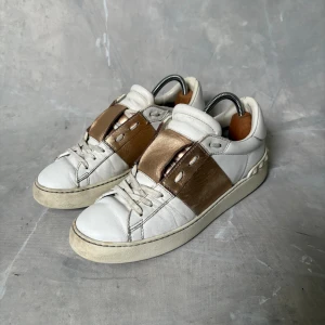 Valentino open sneakers  - Valentino skor i fint skick. Använda men mycket kvar att ge! Storlek 38 men passar 39. Självklart äkta! DM vid intresse!