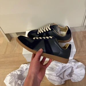 Maison marginal GAT skor NYA - Tjaba! Säljer denna sprillans nya maison margiela gat skorna i storlek 43. Sprillans nya och allt og ingår, det vill säga box, tags, dustbags. Hör av er vid eventuella frågor eller funderingar! 