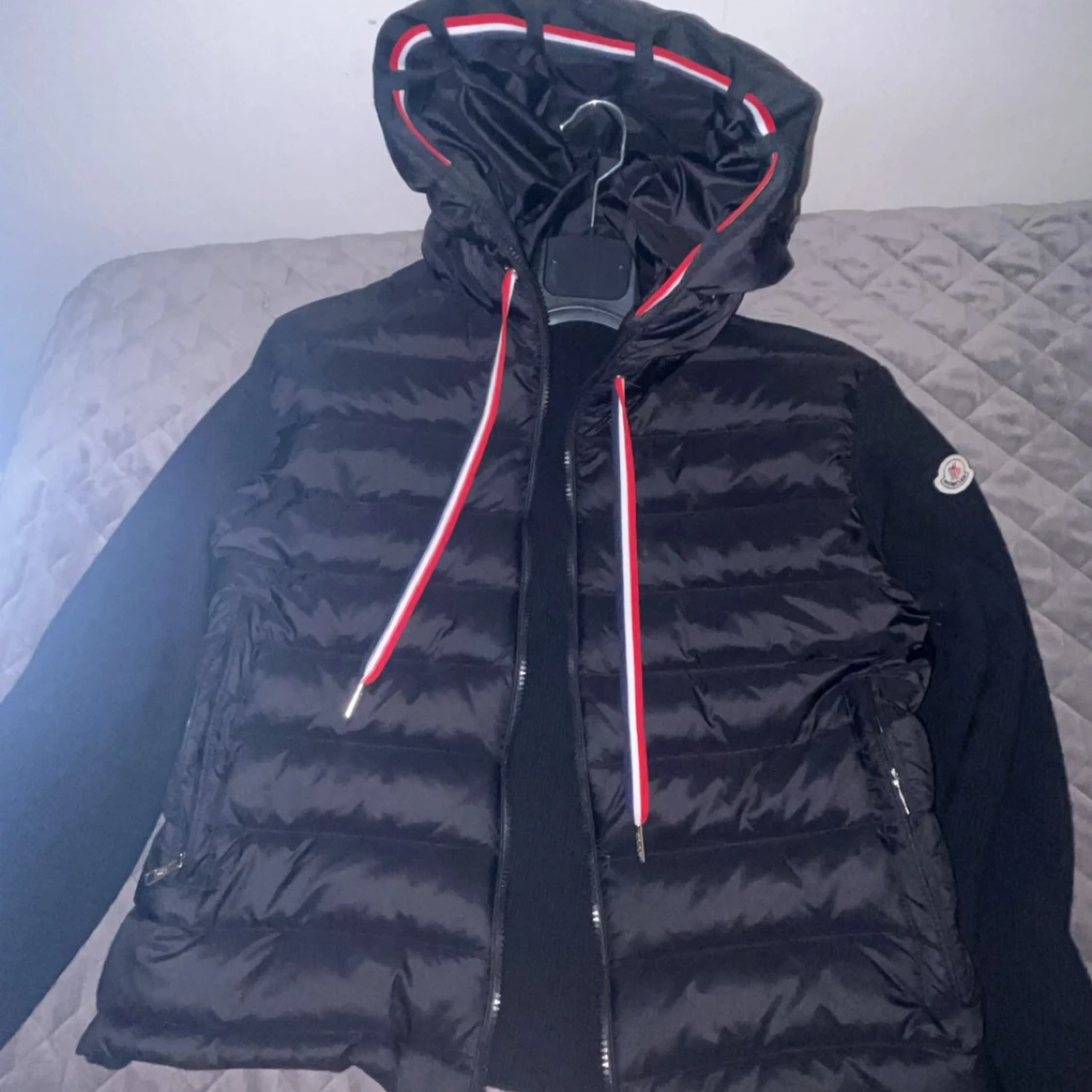 Svart Moncler dunjacka med huva - 2