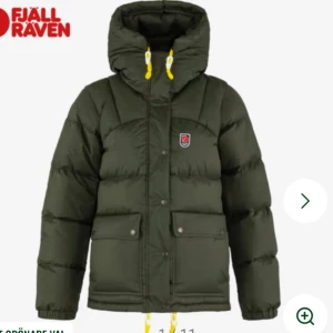 SÖKER Grön Fjällräven jacka DAM dun Lite i xs  - Hej jag söker Fjällräven jacka lite i DAM storleken Xs i färgen Deep Forest eller i Svart skriv gärna om ni har en och ska sälja den! Helst i nytt skick med lappen på !