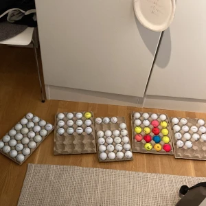 Begagnande golfbollar till mycket bra priser  - Stort parti begagnade golfbollar i blandade märken och färger. Bollarna är i varierande skick, vissa med mindre slitage men fullt spelbara. Perfekt för träning eller spel. Innehåller både vita och färgade bollar från kända tillverkare.