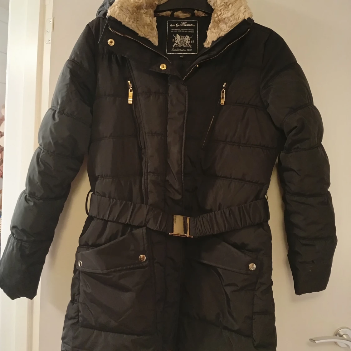 Svart pufferjacka med bälte Havana