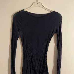 Mörblå intimissimi tröja - Mörkblå långärmad tröja från Intimissimi i mjukt kashmir.  Den har ett hål längst ner vid armen och ett litet litet hål på axeln men det hålet ser man knappt. Säljer för att jag inte använder längre❤️