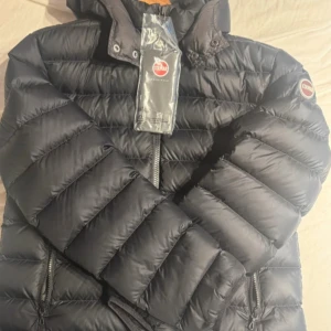  Colmar jacka  - Säljer nu denna herr Colmar jacka endast använd 2-3 gånger då den är för liten. Ser ut som ny och säljs för 4000 (nypris 5000). Storlek S. Pris kan diskuteras vid snabb affär!