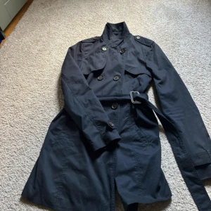 Trenchcoat - Trenchcoat i mycket bra skick knappt använd💗