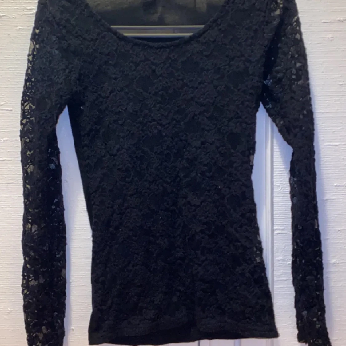 Svart spetsblus med lång ärm