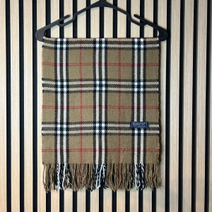 Burberry halsduk  - Beige rutig burberry halsduk | Skick 9/10 | Hör gärna av dig vid minsta fundering😊