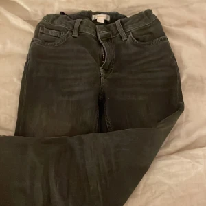 Svarta jeans från Gina Tricot - Svarta jeans från Gina Tricot med klassisk femficksdesign och bälteshällor. Resornas i så de går att förstora och minska.