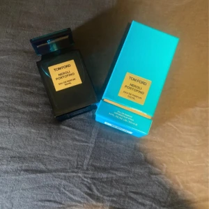Tom Ford Neroli Portofino 100ml - Tom Ford Neroli Portofino Eau de Parfum i en snygg 100 ml flaska. Perfekt för dig som vill sticka ut med en exklusiv doft från ett ikoniskt märke. Levereras i originalförpackning.