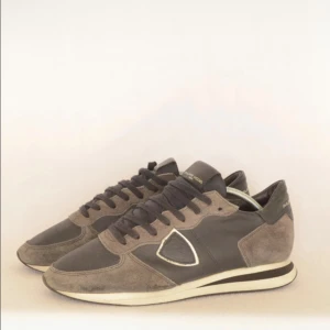 Philippe models  - Säljer feta philippe model skor för pris. Skick 8,5 , skriv vid funderingar 