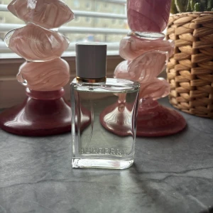 Burberry her edt - Stilren parfym från Burberry i transparent flaska med diskret logga. Perfekt för dig som gillar klassisk design och vill ha något snyggt på hyllan. Burberry her edt, endast testad 30 ml