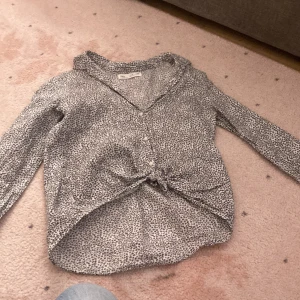 Leopardmönstrad skjorta från Zara ✨💅✨ - Snygg skjorta från Zara i vitt med svart leopardmönster. Skjortan har klassisk krage, knappar framtill och långa ärmar. Perfekt för dig som vill sticka ut lite extra med ett coolt mönster. ✨💞✨