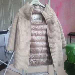 Beige stickad pufferjacka från Herno - Snygg beige pufferjacka från Herno med stickad ull på utsidan och glansig quiltad insida. Jackan har hög krage, dragkedja och två fickor framtill. I Hernos klassiska modellmed trekvartsärmar!🩷 SÅ SÅ HIMLA SNYGG!!! 40IT = S🩷 Älskar den men har för många  jackor... I toppskick kan inte se att den är använd knappt! Så sällsynt och unik med! Köp med prisförslag! Kommer inte att acceptera skambud då den är så pass trendig och unik!🩷 skriv för fler bilder!
