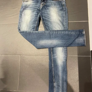 Slim fit Tiger Of Sweden jeans - Säljer ett par riktigt feta tiger jeans. Skit snygg tvätt på dom och sitter riktigt bra. Skicket är riktigt bra och är i bra material. Kontakta vid funderingar!