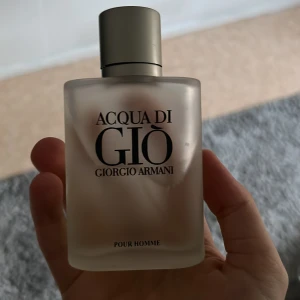 Acqua di Giò edt - Klassisk herrparfym från Giorgio Armani. Acqua di Giò edt, luktar gott och passar till mycket. Ungefär 80% kvar av 100 ml. Nypris runt 900kr mitt pris 200kr. Kontakta mig om du har frågor.