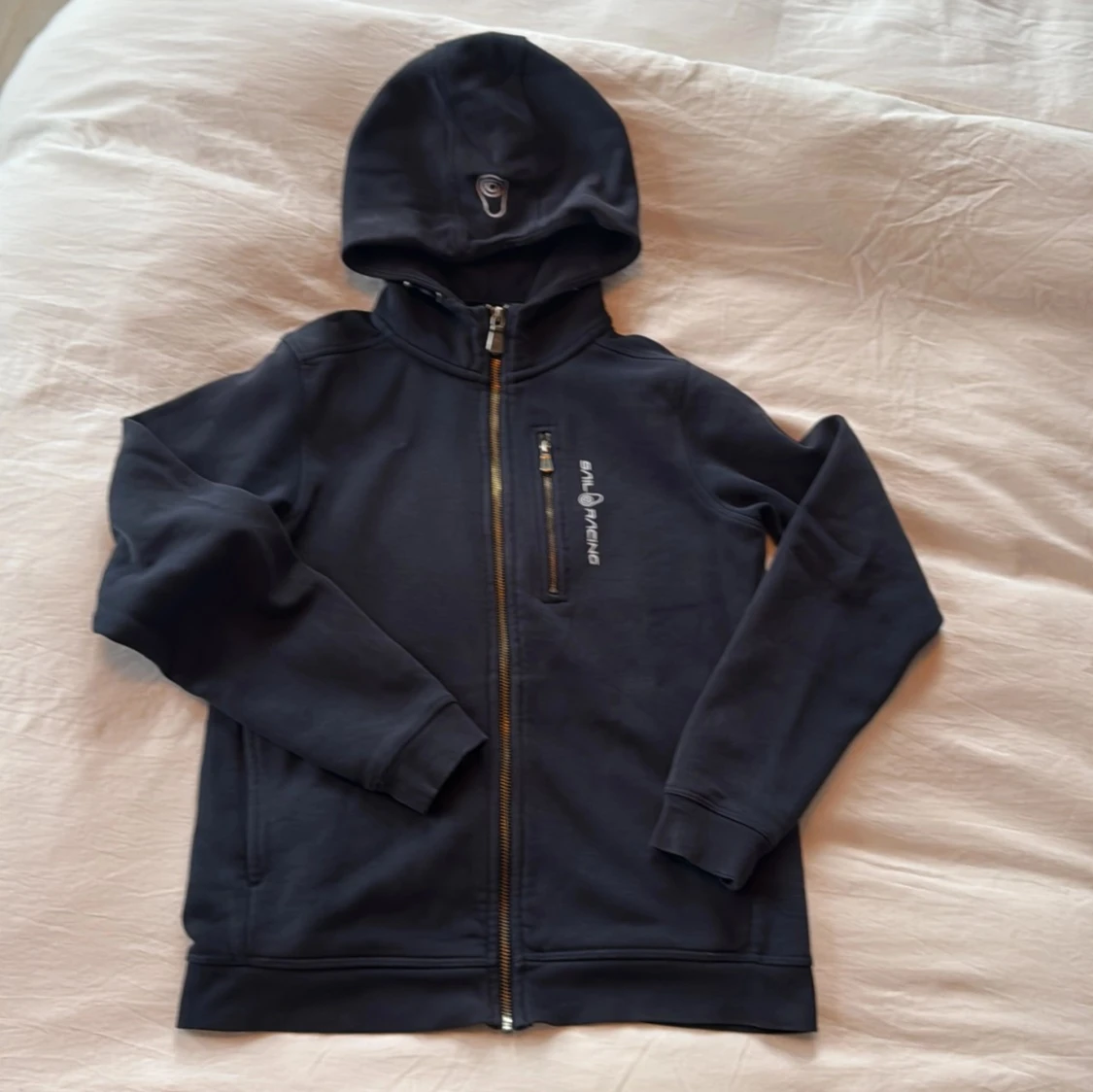 Mörkblå hoodie från Sail Racing