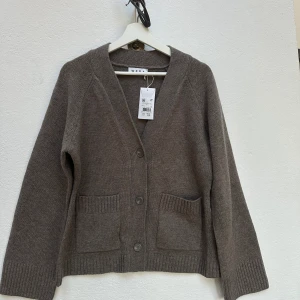 Brun cardigan från Wera - En fin stickad brun tröja ifrån Wera. Helt ny med prislapp. Perfekt för hösten