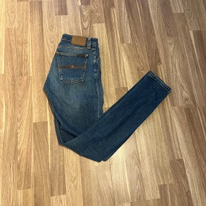 Nudie jeans 28/34 - Ett par riktigt snygga nudie jeans i storleken 28/34. Skick: 10/10. Pris kan självklart diskuteras vid snabb affär. För mer frågor, info eller bilder så är det bara att höra av sig!😊