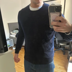 Mörkblå kashmirtröja Massimo Dutti - Säljer en stilren mörkblå rundhalsad tröja från Massimo Dutti i en mix av ull och kashmir. Tröjan  är i princip som ny men är för liten för mig. Sparsamt använd.