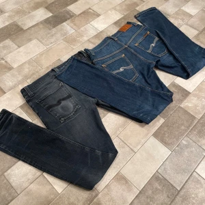 Nudie jeans - (PRISET ÄR STYCK INTE FÖR BÅDA TVÅ) Dessa fina nudie jeans är perfekt nu inför hösten. Finns defekter i fickorna. Vid funderingar är det bara att skriva, jag tar gärna emot bud. 