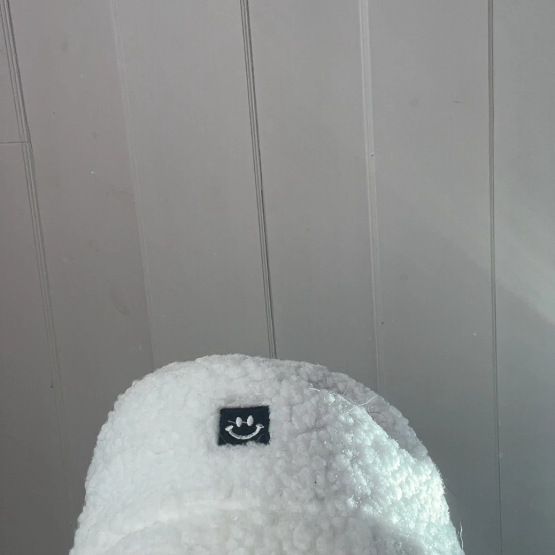 Vit teddy-bucket hat med smiley