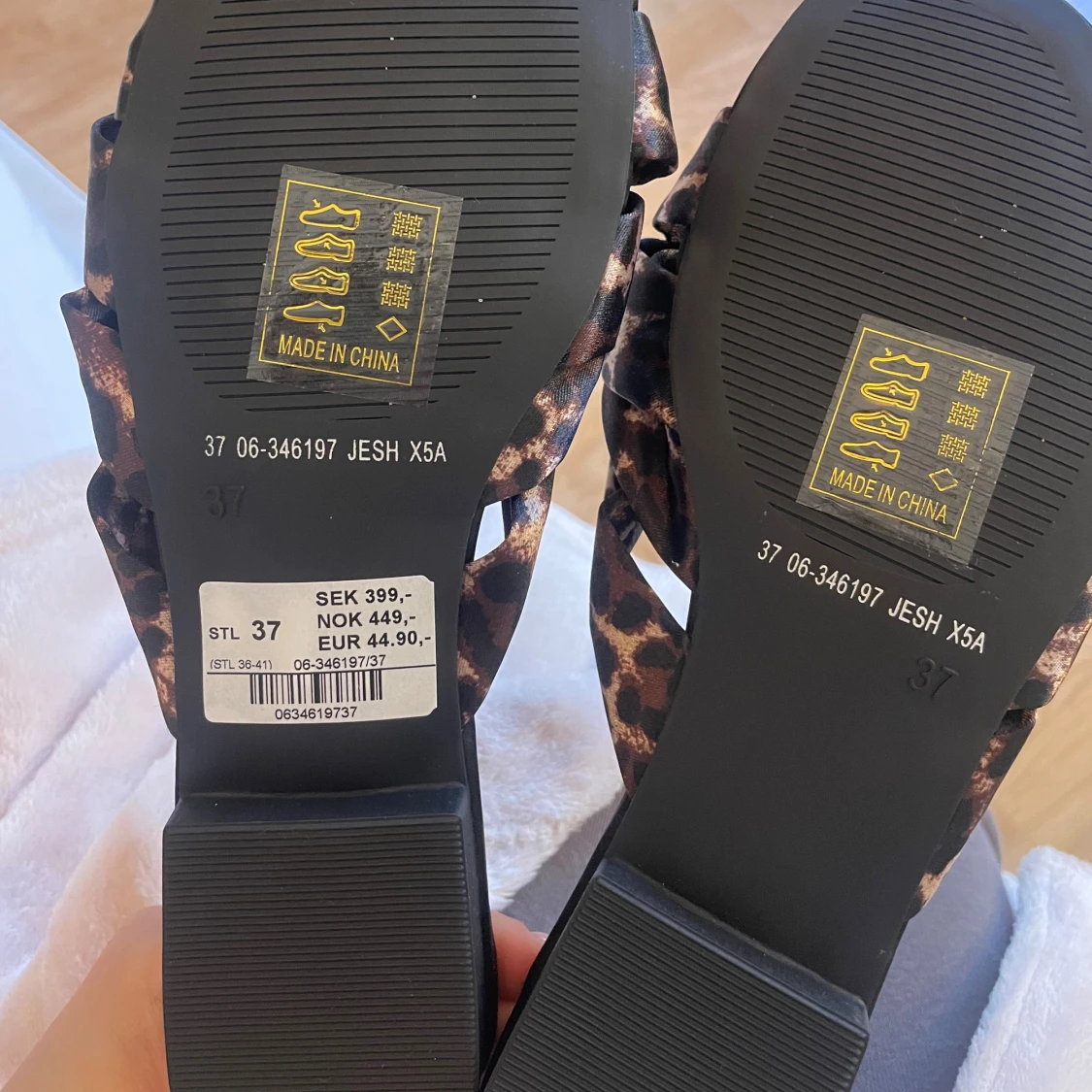 Leopardmönstrade sandaler med rosett - 2