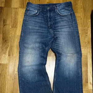 Faded denim  - Feta faded jeans från weekday . Den här modellen är utgången och blekningen på jeansen är riktigt bra eftersom de ursprungligen var en rå denim. Blekningen är också naturlig.