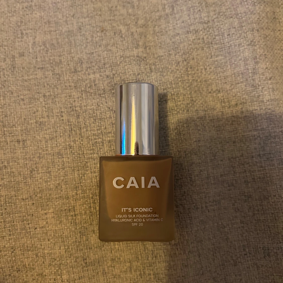 CAIA It's Iconic Foundation i färgen 3N