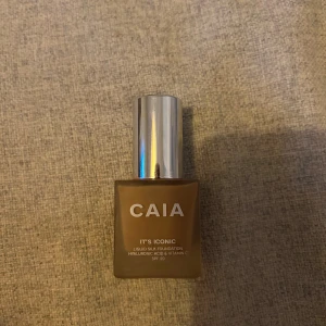 CAIA It's Iconic Foundation i färgen 3N - Caia foundation i 3N, köpte den online och färgen var för mörk för mig därför säljer jag den