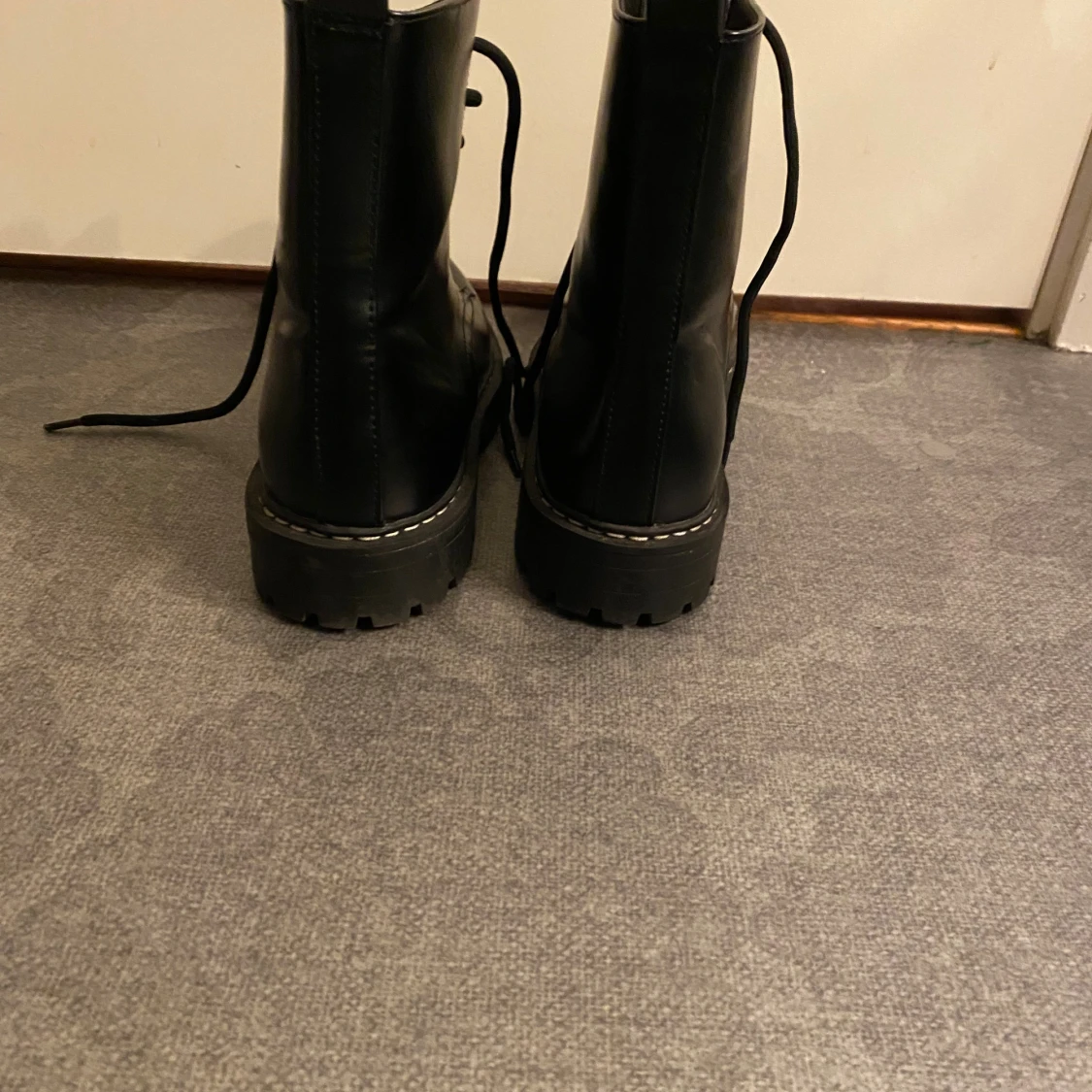 Svarta boots med snörning och grov sula - 1