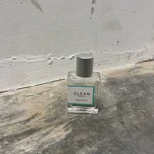 Clean Classic Warm Cotton parfym - Clean Classic Warm Cotton är en fräsch parfym med stilren design. Perfekt för dig som gillar enkla och moderna dofter. Flaskan är smidig att ta med och passar dig som vill ha en lätt och fräsch känsla varje dag. Lite mer än hälften kvar i flaskan. Obs- den lilla flaskan 30 ml från början, nu hälften kvar