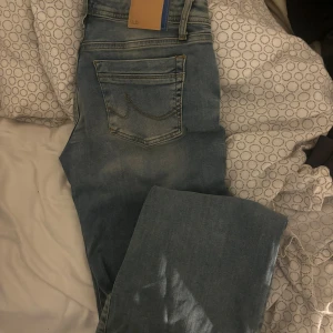 Ljusblå bootcut jeans från l.t.b - Säljer ett par ljusblå jeans från l.t.b i modellen Molly. De har låg midja och bootcut-ben, klassisk femficksdesign och snygga slitningar. Perfekta om du gillar en avslappnad och trendig look. Vid köp av flera par går ja ner i pris