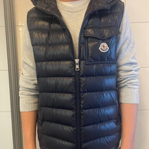 Moncler Rigot Gilet väst  - En riktigt snygg moncler väst i mörk blå färg. Västen är köpt ny i Stockholm och har ett nypris på cirka 12 tusen. Storlek 3/ M passar L. Modell 187 och väger 72. Den är använd försiktigt och är i jätte bra skick. En liten flaw syns på bild 5, syns inte alls vid användning. Modellen är mycket populär och sällsynt. Bara att skriva ifall ni har frågor eller är intresserade eller vill buda. Mvh. 