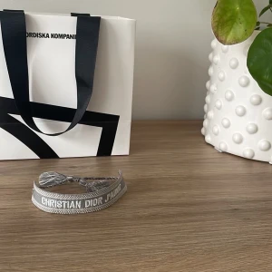 Dior armband  - Helt ny, Pris kan diskuteras såklart. 1 för 199 2 för 299!!
