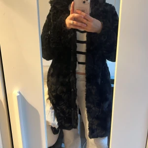Svart lång pälsjacka - Säljer en svart lång pälsjacka 