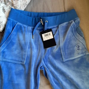 Blå mjukisbyxor Juicy Couture - Snygga blå mjukisbyxor från Juicy Couture. Helt nya med prislapp kvar 