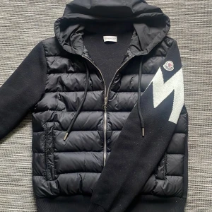 Moncler Cardigan - Säljer en fin Moncler cardigan i storlek S med true size, jackan är i helt nytt skick då äktenhetscertifikat och tags kommer med! Hör gärna av er vid funderingar eller prisförslag!